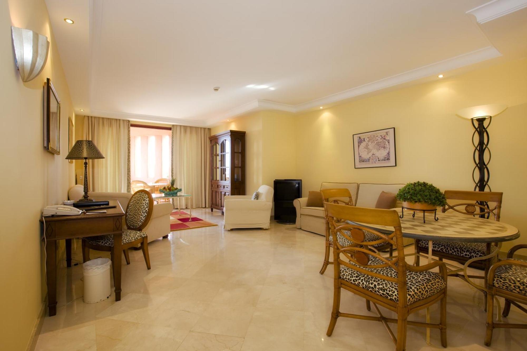 Bahia Beach Apartments 에스테포나 객실 사진
