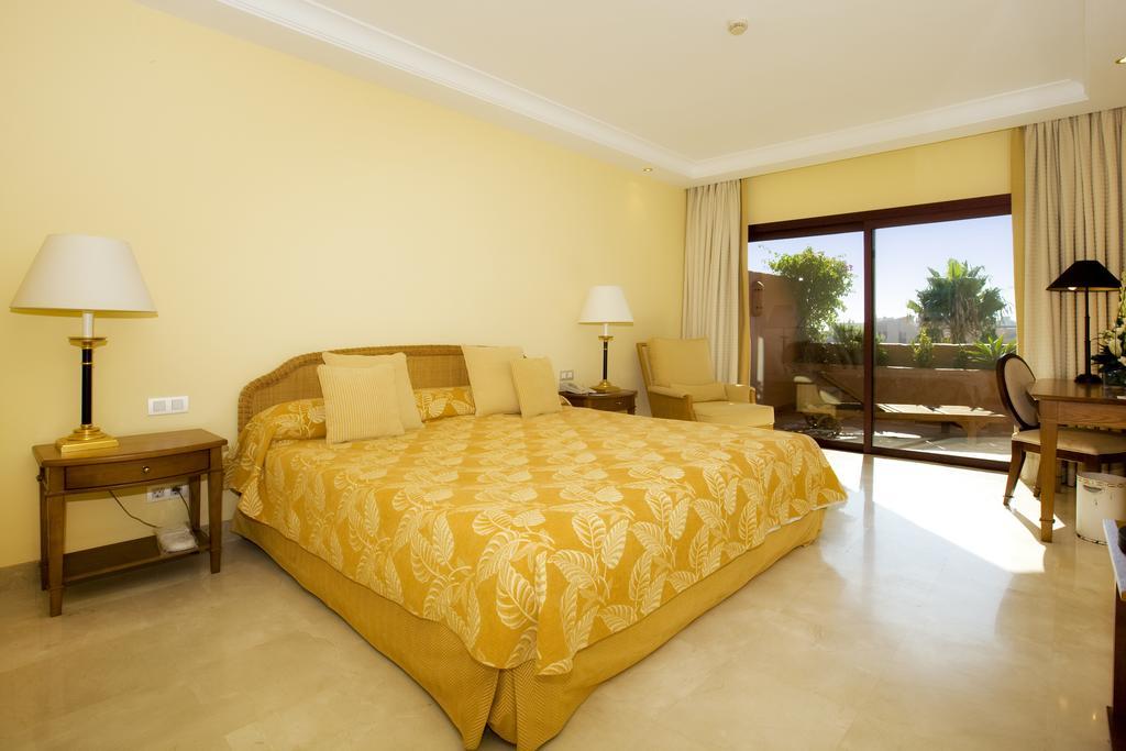 Bahia Beach Apartments 에스테포나 객실 사진