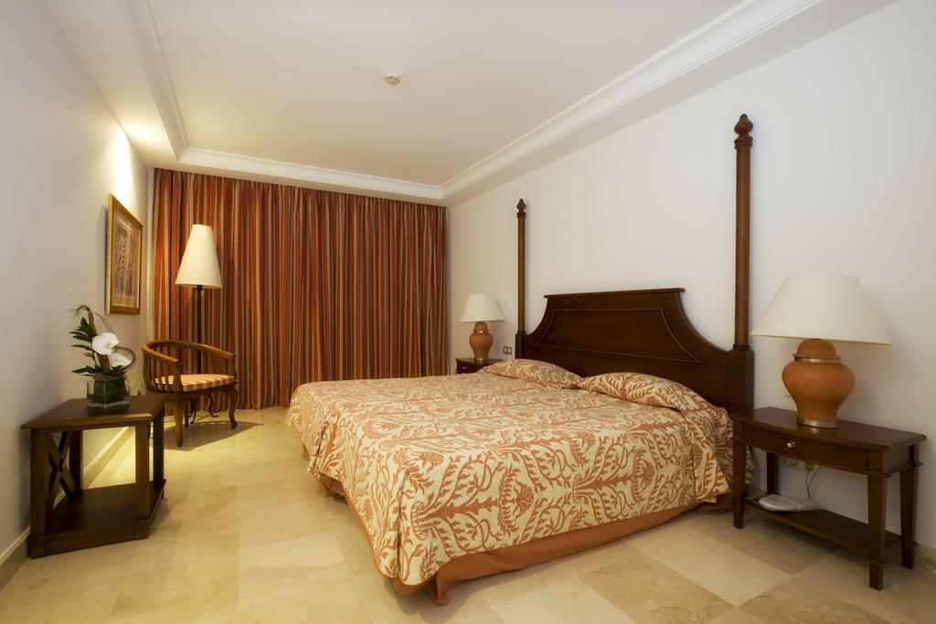 Bahia Beach Apartments 에스테포나 객실 사진