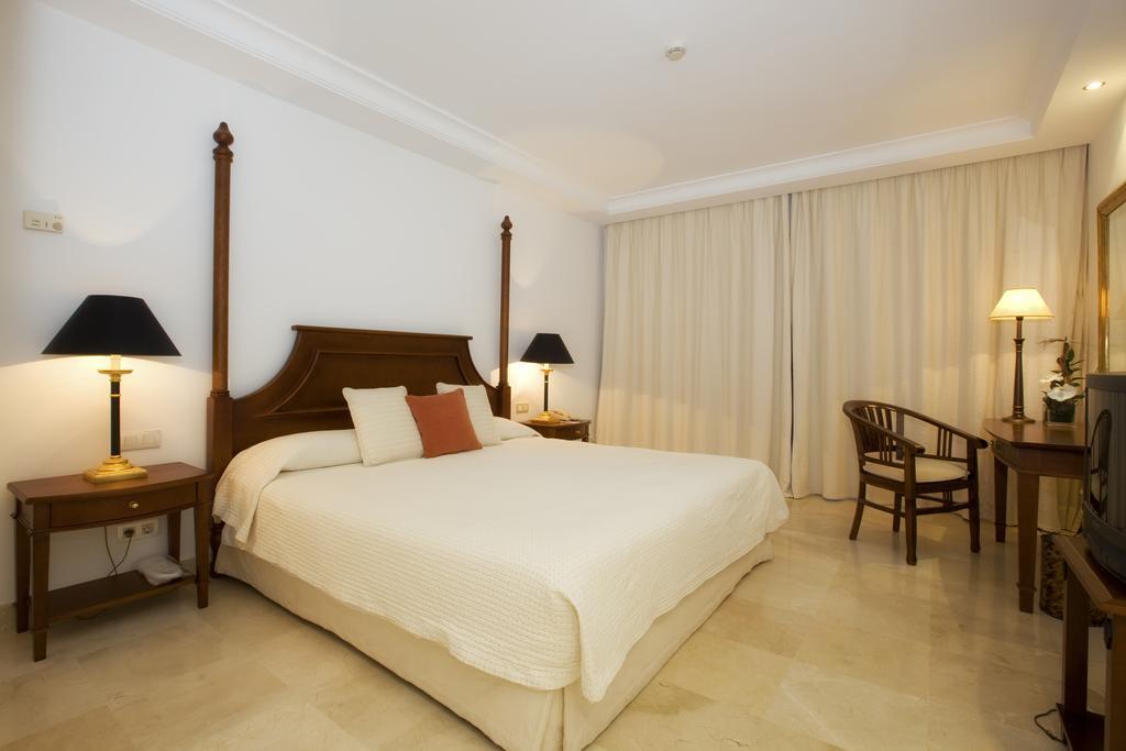 Bahia Beach Apartments 에스테포나 객실 사진