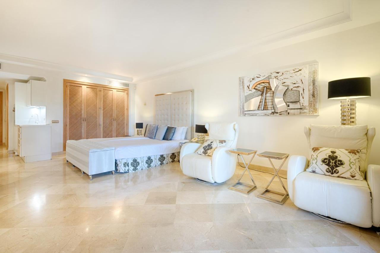 Bahia Beach Apartments 에스테포나 외부 사진
